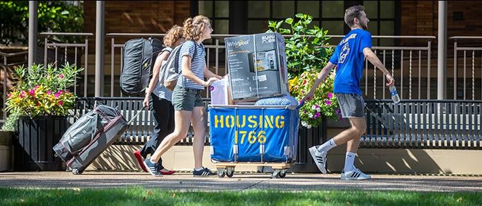 family helps student move in on Pitt campus